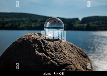 Guardando attraverso una palla di cristallo su un lago aperto Foto Stock