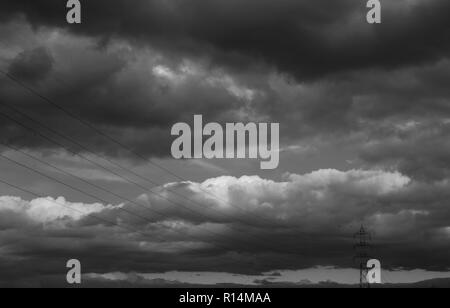 Una vista fantastica del buio cielo nuvoloso. Cielo drammatico Foto Stock