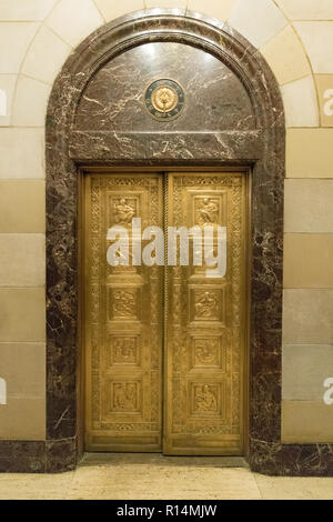 Ornati in ascensore porte con cornice in marmo Foto Stock