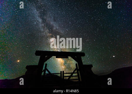 RIDGWAY COLORADO USA - Via Lattea stelle su ultimo dollaro Ranch gate, Ridgway Colorado Foto Stock