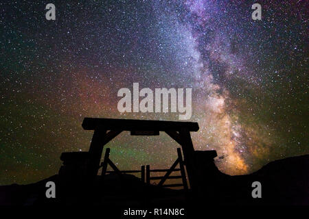 RIDGWAY COLORADO USA - Via Lattea stelle su ultimo dollaro Ranch gate, Ridgway Colorado Foto Stock