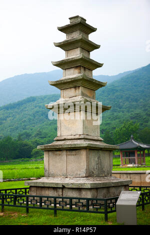 Cinque piani pagoda in pietra nel tempio Seongjusa sito, Boryong-si, Chungchongnam-do Provincia, Corea del Sud. Foto Stock