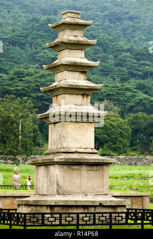 Cinque piani pagoda in pietra nel tempio Seongjusa sito, Boryong-si, Chungchongnam-do Provincia, Corea del Sud. Foto Stock