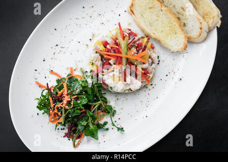 Materie spigola marinata pesce ceviche insalate gourmet moderna cucina fusion starter set in Melbourne Australia ristorante Foto Stock