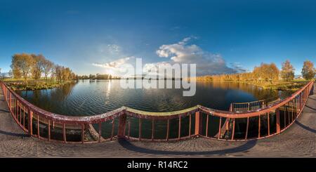Visualizzazione panoramica a 360 gradi di Full seamless panorama sferica 360 gradi angolo di vista autunno dorato vicino alla diga del grande lago nella giornata di sole. 360 panorama in projecti equirettangolare