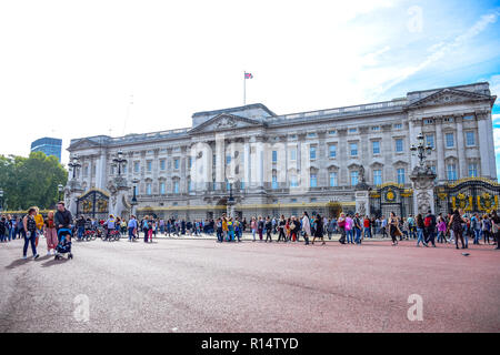 Turisti in visita a Buckingham Palace, noto anche come Buckingham House, che si trova nella città di Westminster, Regno Unito Foto Stock