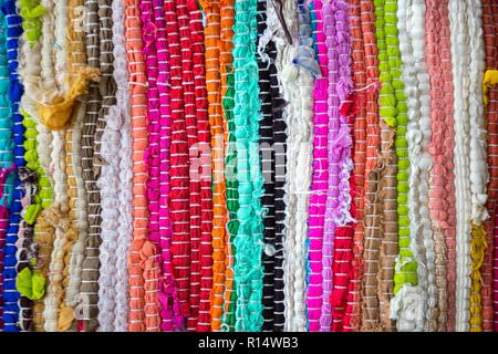 Il Brasile tessili souvenir, sullo sfondo di un luminoso tappeti brasiliano Foto Stock