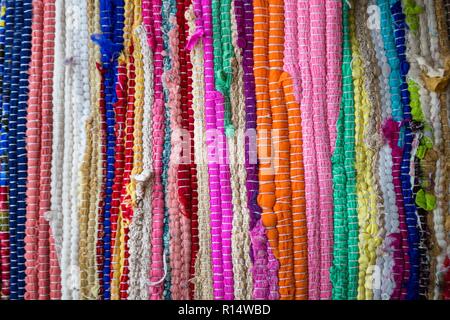 Il Brasile tessili souvenir, sullo sfondo di un luminoso tappeti brasiliano Foto Stock