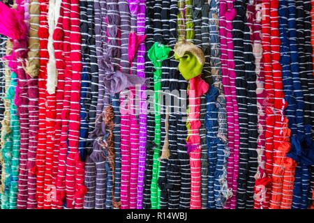Il Brasile tessili souvenir, sullo sfondo di un luminoso tappeti brasiliano Foto Stock