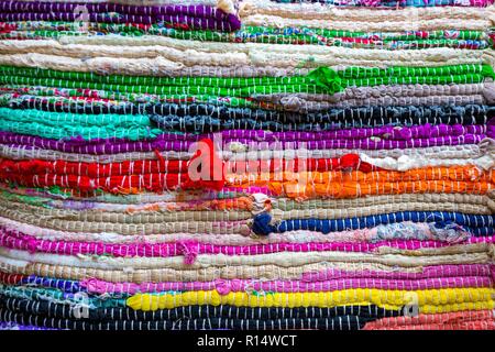 Il Brasile tessili souvenir, sullo sfondo di un luminoso tappeti brasiliano Foto Stock