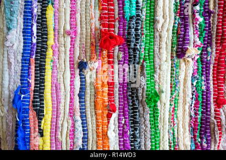 Il Brasile tessili souvenir, sullo sfondo di un luminoso tappeti brasiliano Foto Stock
