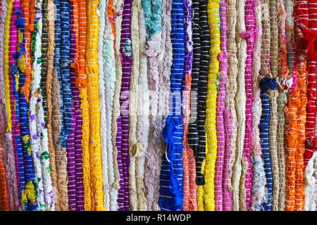 Il Brasile tessili souvenir, sullo sfondo di un luminoso tappeti brasiliano Foto Stock