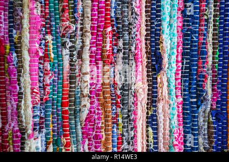 Il Brasile tessili souvenir, sullo sfondo di un luminoso tappeti brasiliano Foto Stock