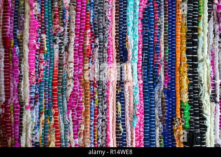 Il Brasile tessili souvenir, sullo sfondo di un luminoso tappeti brasiliano Foto Stock