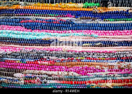 Il Brasile tessili souvenir, sullo sfondo di un luminoso tappeti brasiliano Foto Stock