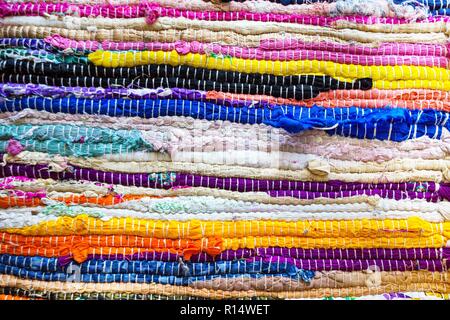 Il Brasile tessili souvenir, sullo sfondo di un luminoso tappeti brasiliano Foto Stock