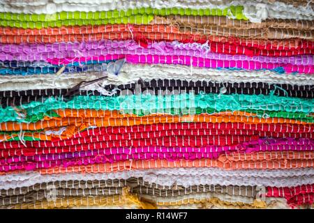 Il Brasile tessili souvenir, sullo sfondo di un luminoso tappeti brasiliano Foto Stock