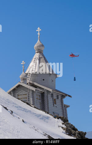 Chiesa di legno in Antartide su Bellingshausen Russian Antarctic Research Station e elicottero Foto Stock