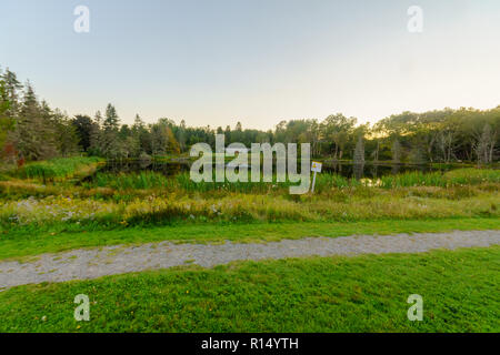 Vista al tramonto del laghetto di MacLaren, in Fundy National Park, New Brunswick, Canada Foto Stock