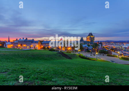 Vista al tramonto della città vecchia e il fiume San Lorenzo dalla cittadella, Quebec City, Quebec, Canada Foto Stock