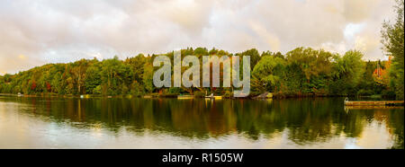 Vista panoramica a sunrise di Lac Rond lago, in Sainte-Adele, Laurentian Mountains, Quebec, Canada Foto Stock