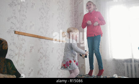 due bambini carini che usano fischietti da festa, indossando cappelli da  festa su uno sfondo bianco, felice infanzia, primo piano ritratto, vacanza  Foto stock - Alamy