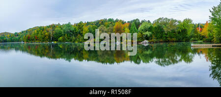 Vista panoramica del Lac Rond lago, in Sainte-Adele, Laurentian Mountains, Quebec, Canada Foto Stock