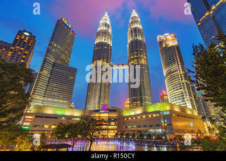 KUALA LUMPUR, Malesia - 21 Luglio: vista serale della Petronas Towers da KLCC park nella zona del centro cittadino sulla luglio 21, 2018 a Kuala Lumpur Foto Stock