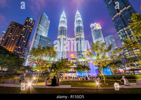 KUALA LUMPUR, Malesia - 21 Luglio: vista notturna della Petronas Towers da KLCC park nella zona del centro cittadino sulla luglio 21, 2018 a Kuala Lumpur Foto Stock