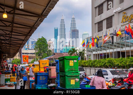 KUALA LUMPUR, Malesia - 22 Luglio: vista delle Torri Petronas da Chow Kit sul mercato Luglio 22, 2018 a Kuala Lumpur Foto Stock