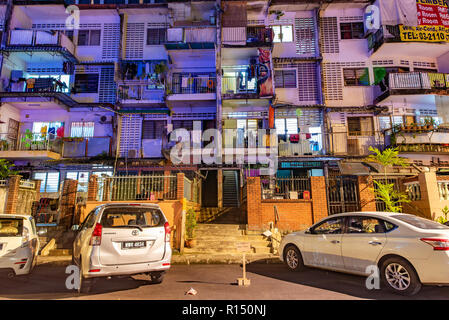 KUALA LUMPUR, Malesia - 23 Luglio: Vista di edifici di appartamenti di notte nella zona del centro cittadino sulla luglio 23, 2018 a Kuala Lumpur Foto Stock