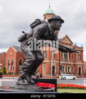 Statua di Stanley Elton Hollis,in Middlesbrough,l'Inghilterra,UK.Ha vinto il solo Victoria Cross assegnato su D GIORNO (6 giugno 1944) Foto Stock