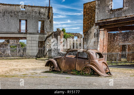 Retrò automobili arrugginite da Oradour-Sur-Glane, Francia Foto Stock