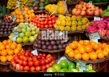 Fruechte, Obststand, Markthalle Mercado dos Lavradores, Funchal, Madeira, Portogallo Foto Stock