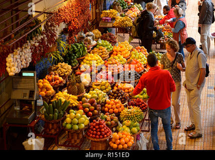 Fruechte, Obststand, Markthalle Mercado dos Lavradores, Funchal, Madeira, Portogallo Foto Stock