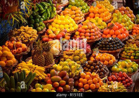 Fruechte, Obststand, Markthalle Mercado dos Lavradores, Funchal, Madeira, Portogallo Foto Stock