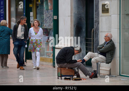 Schuhputzer, Rossio-Platz, Altstadt, Lisbona, Portogallo Foto Stock