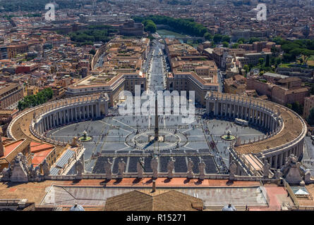 Città del Vaticano - VATICANO - Giugno 13, 2017: Guardando verso il basso una vista panoramica sulla piazza San Pietro (Piazza San Pietro) e la città di Roma, Italia, da San Pietro Bas Foto Stock