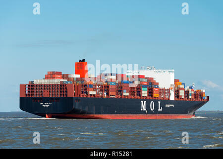 Contenitore nave fiume Elba, Cuxhaven, Bassa Sassonia, Germania Foto Stock