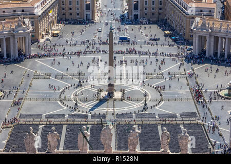 Città del Vaticano - VATICANO - Giugno 13, 2017: Guardando verso il basso una vista panoramica sulla piazza San Pietro (Piazza San Pietro) e la città di Roma, Italia, da San Pietro Bas Foto Stock