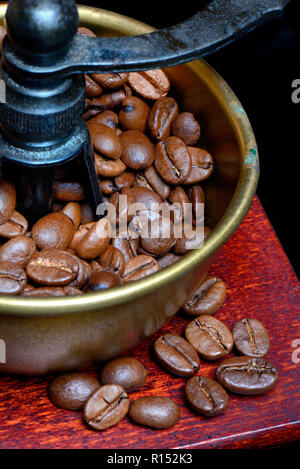 I chicchi di caffè nel macinino da caffè Foto Stock