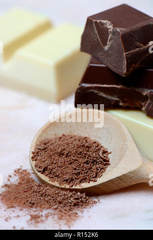 Smerigliare il cioccolato di cottura Foto Stock