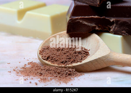 Smerigliare il cioccolato di cottura Foto Stock