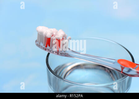 Il bicarbonato di sodio sul spazzolino da denti Foto Stock