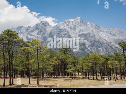 Coperta di neve Jade Dragon montagne nella provincia di Yunnan in Cina. Foto Stock