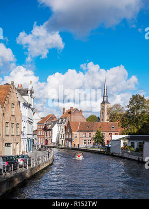 Paesaggio con Groenerei e imbarcazione turistica Bruges, Belgio Foto Stock