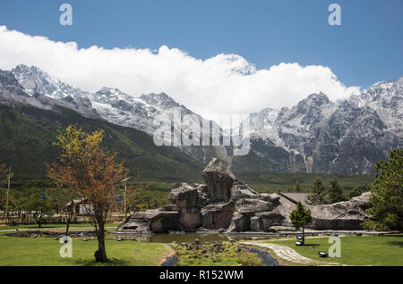 Coperta di neve Jade Dragon montagne nella provincia di Yunnan in Cina. Foto Stock