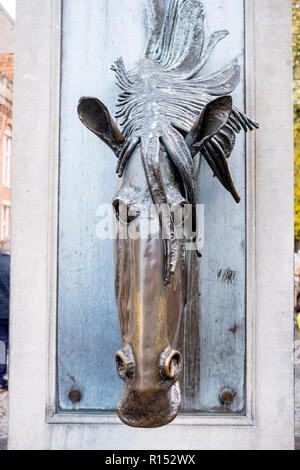 Testa di cavallo Fontana potabile, Bruges, Belgio Foto Stock