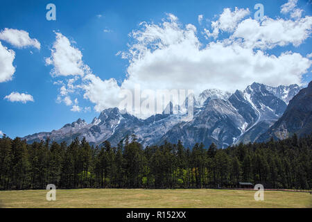 Coperta di neve Jade Dragon montagne situate nella provincia di Yunnan in Cina. Foto Stock