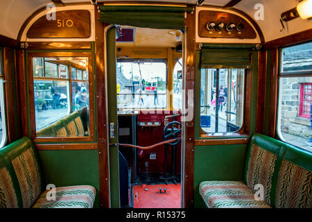 L'interno di Sheffields è ultimo tram che è orgogliosamente sul percorso a Crich tramvia Village, Derbyshire, Regno Unito Foto Stock